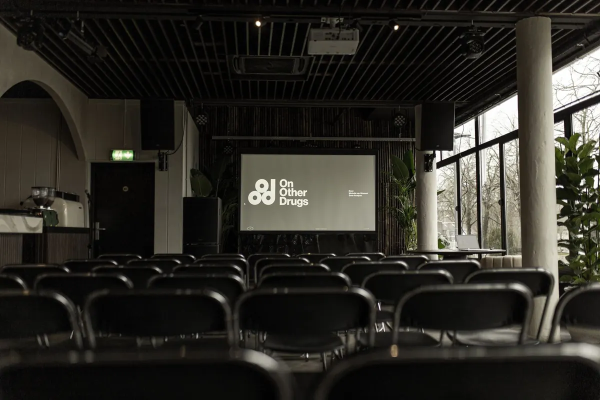 Eventzaal van On Other Drugs in presentatieopstelling