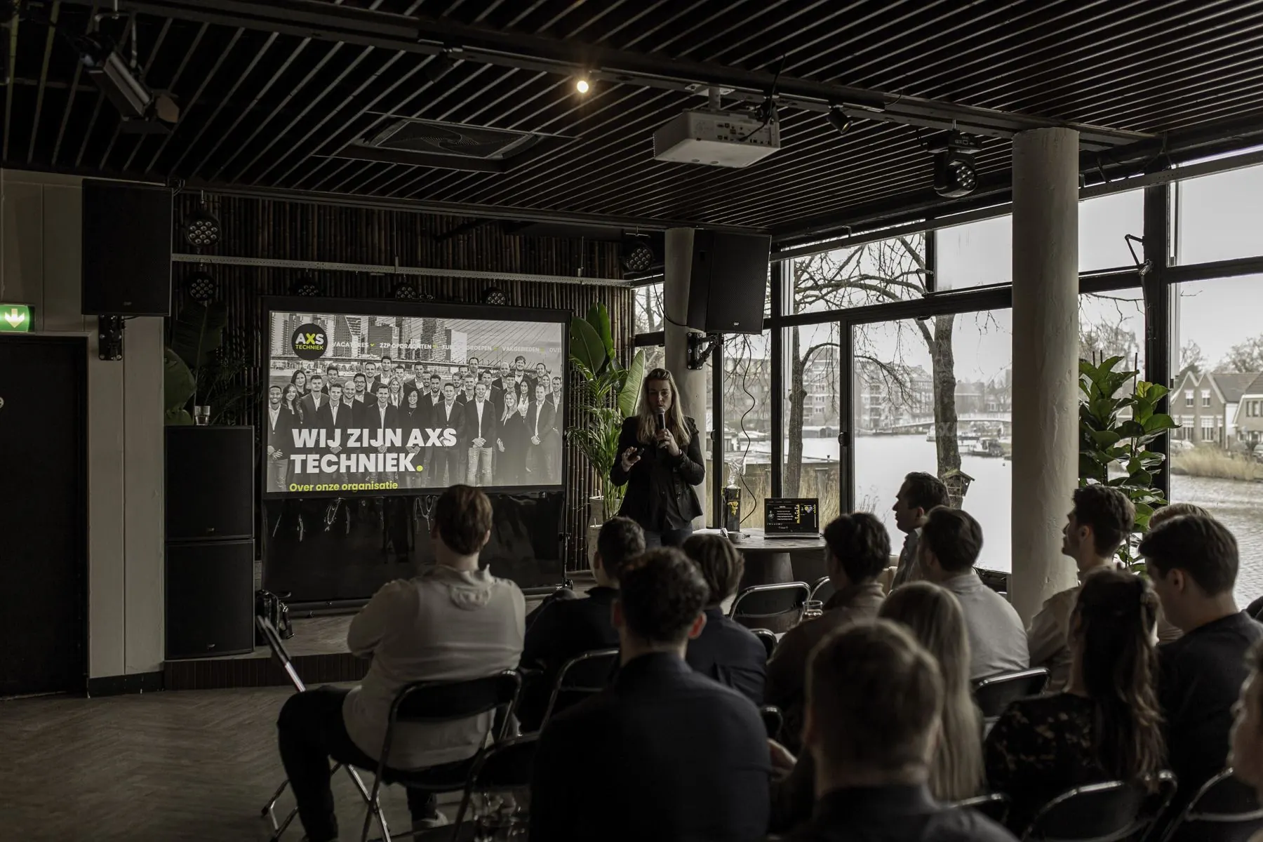 Vergaderlocatie in Rotterdam bij On Other Drugs, presentatie in de meeting room